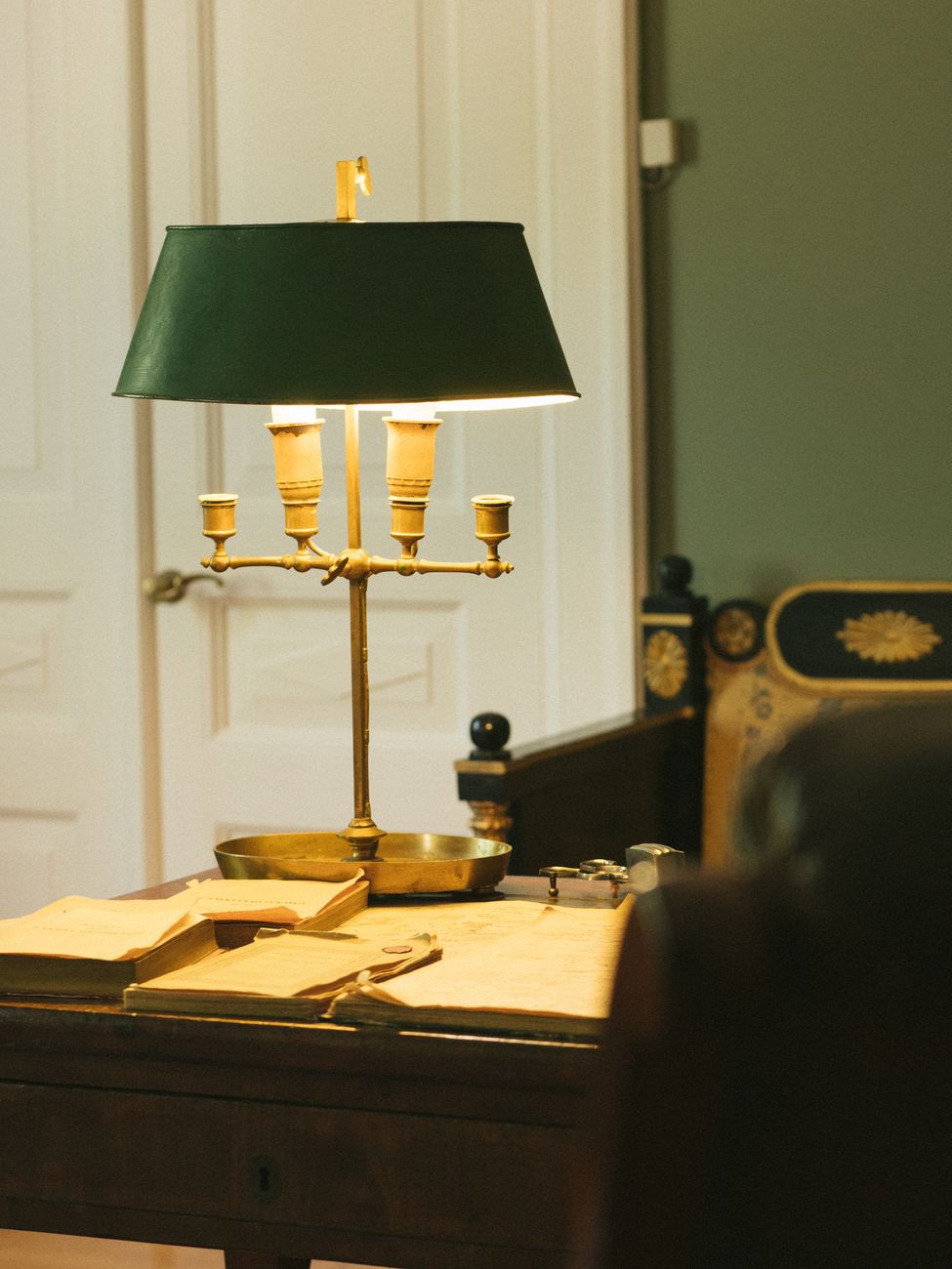 Antieke schrijftafel met bureaulamp